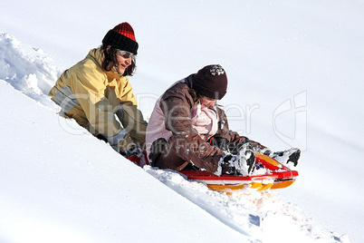 Mutter und Tochter im Schnee