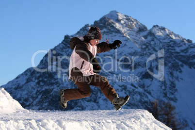 Lachendes Mädchen in den Schnee springend