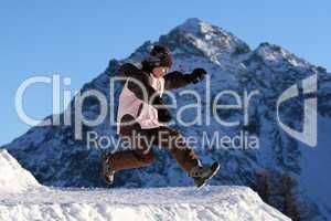 Lachendes Mädchen in den Schnee springend