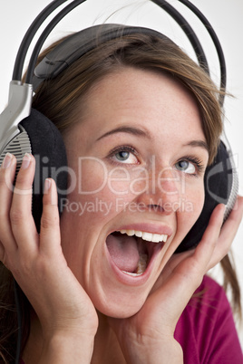 junge Frau schreit vor Freude beim Musik hören