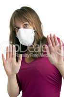 Angst junge Frau trägt eine Schutzmaske, um sie von Schweine-Grippe schützen