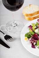 gemischter Salat, eine Gabel und ein Messer