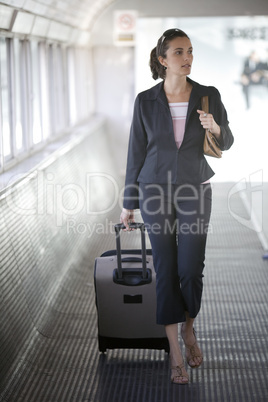 Sexy junge Frau am Flughafen mit Koffer