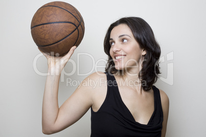 Mädchen mit Basketball
