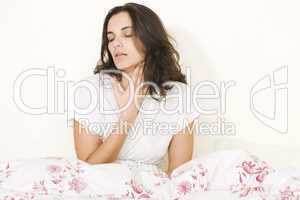 Junge hübsche Frau mit Zahnschmerzen im Bett