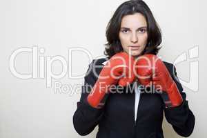 Businessfrau mit Boxhandschuhen