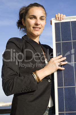 Frau hält ein Solarmodul