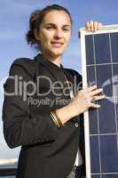 Frau hält ein Solarmodul