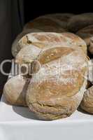 Brot ausgelegt auf einem Markttisch