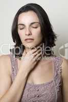 Frau mit Halsschmerzen