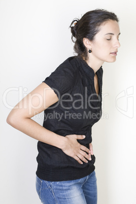 Frau mit Bauchschmerzen vor weissem Hintergrund