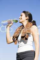 Junge Frau trinkt Wasser nach Sport