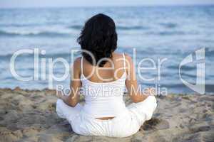 Junge Frau macht Yoga am Strand