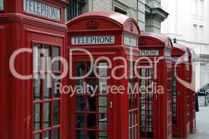 London: vier typisch rote Telefonzellen (1)