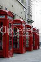 London: vier typisch rote Telefonzellen (Hochformat)