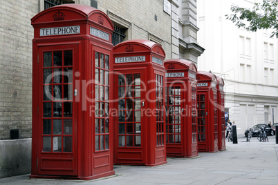 London: vier typisch rote Telefonzellen (Querformat)