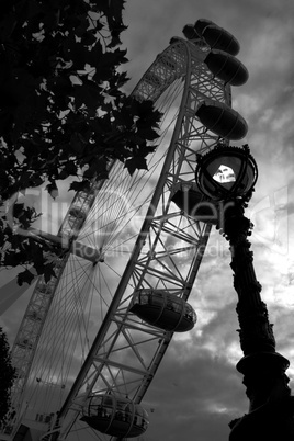 London: London Eye mit Laterne (s/w)