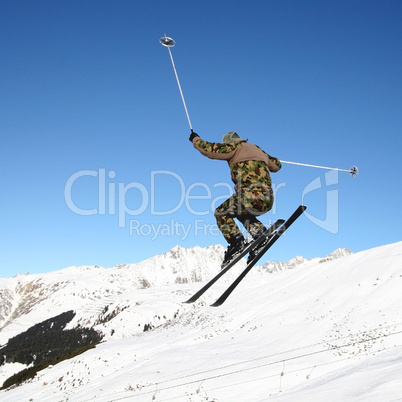 Skifahrer in Militäruniform in Aktion