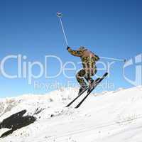 Skifahrer in Militäruniform in Aktion