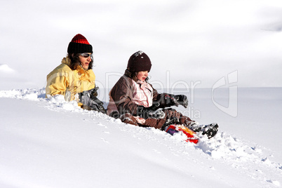 Mutter und Tochter im Schnee