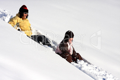 Mutter und Tochter im Schnee