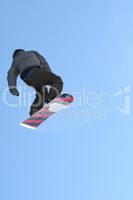 Snowboardfahrer hoch in der Luft