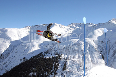 Skifahrer hoch in der Luft