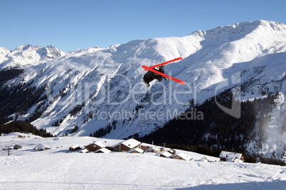 Skifahrer hoch in der Luft fliegend