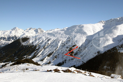 Skifahrer hoch in der Luft