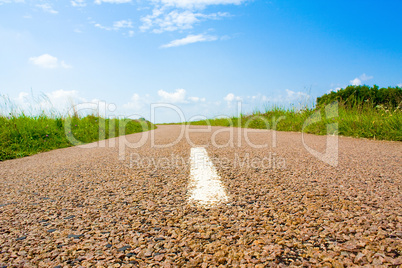 Straße mit Mittelstreifen in Landschaft