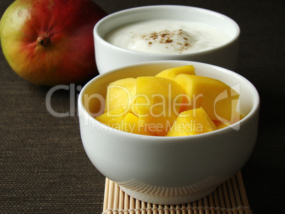 Mango und Joghurt mit Kardamom