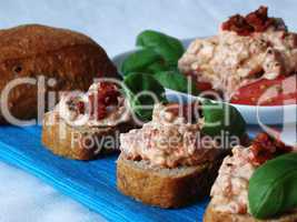 Brote mit Dip aus Tomaten und Frischkäse