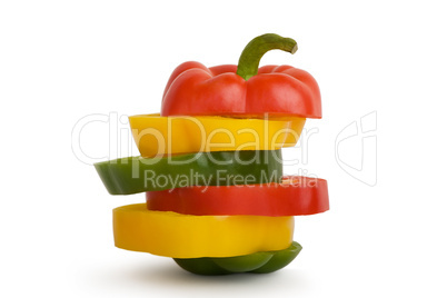 rote, gelbe und grüne Paprika in Scheiben