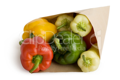 Paprika vom Markt in einer Papiertüte