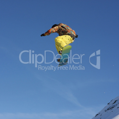 Snowboarder hoch oben