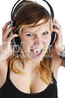 junge Frau schreit vor Freude, während Sie Musik hören