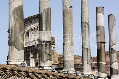 Säulen mit Kolosseum