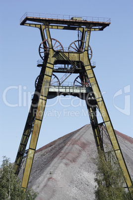 Förderturm mit Halde