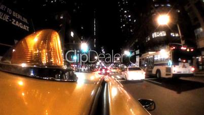 Gelbes Taxi bei Nacht
