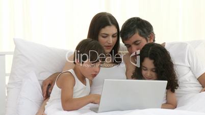 Familie am Laptop