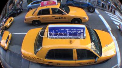 Fahrendes gelbes Taxi in USA