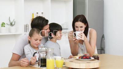 Junge Familie beim Frühstück