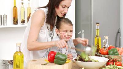 Junge Familie beim Kochen