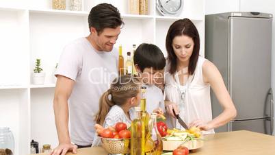 Junge Familie beim Kochen