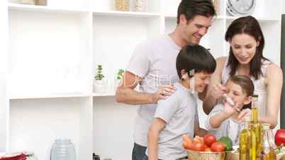 Junge Familie beim Kochen