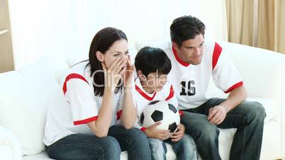 Familie sieht Fussball