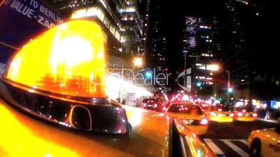 Fahrendes gelbes Taxi  mit Blinklicht