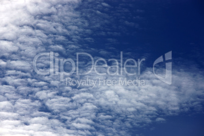 Blauer Himmel mit Wolken