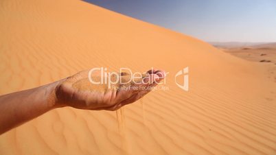 Sand rinnt durch die Finger