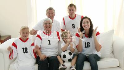 Großfamilie beim Fussball schauen